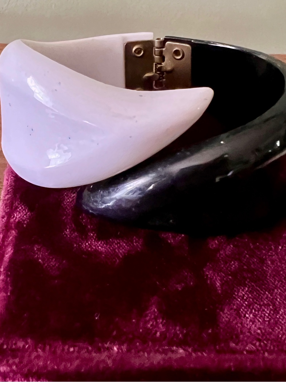Vintage Black and White  Lucite Crossover Clamper Hinge Bangle Bracelet